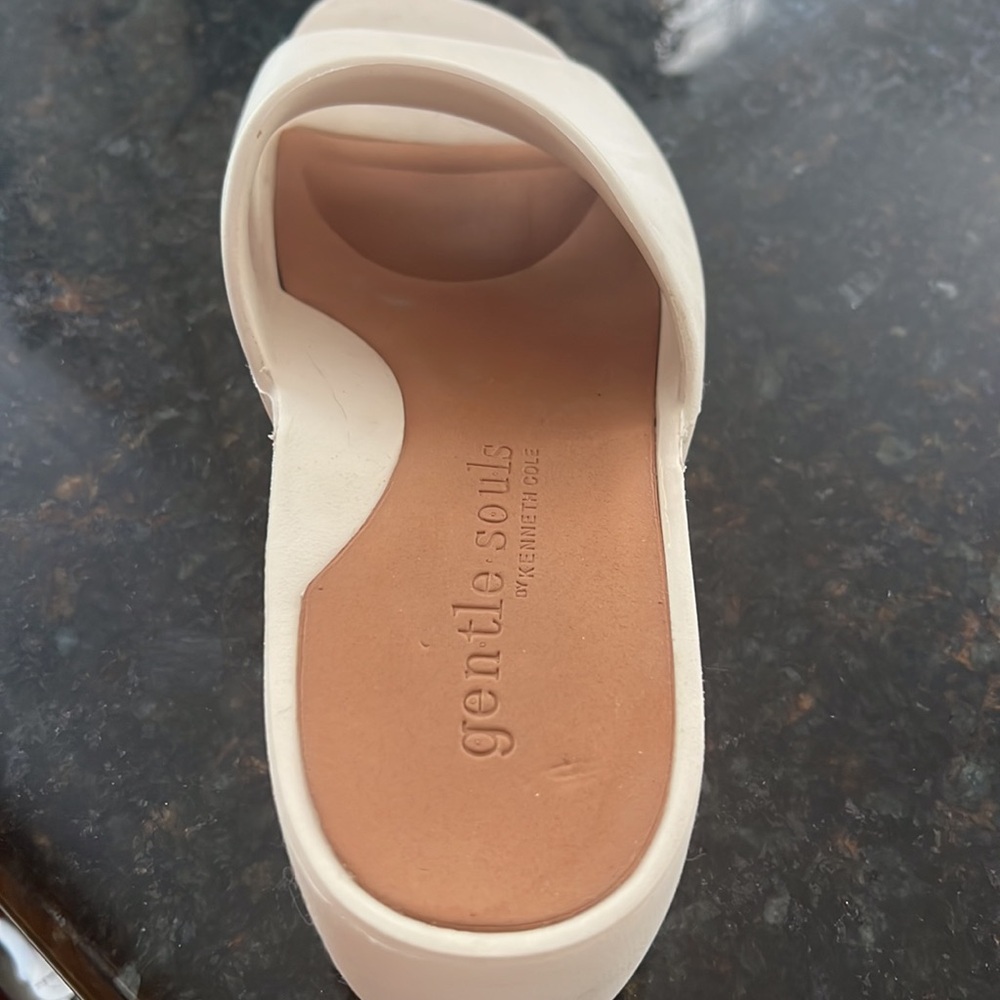 Gentle Souls by Kenneth Cole Women's Gisele Eva Wedge Sandal Eggshell Size 8 - Picture 9 of 9